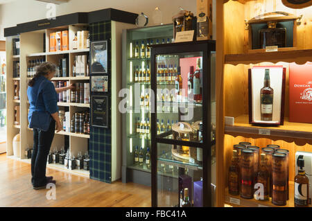 Intérieur de whisky shop Huntly, Aberdeenshire, Ecosse. Banque D'Images