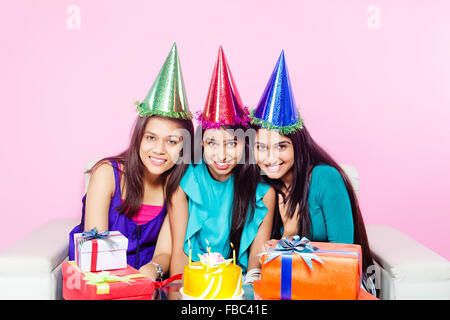 3 jeunes indiens de l'Anniversaire des amis de womans Banque D'Images