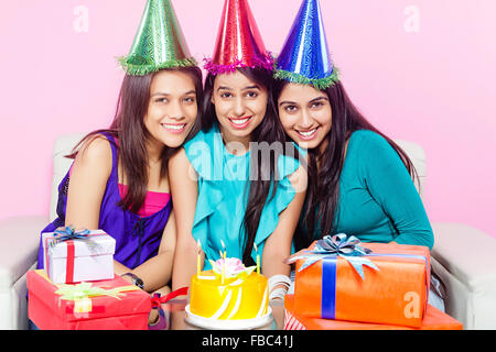 3 jeunes indiens de l'Anniversaire des amis de womans Banque D'Images