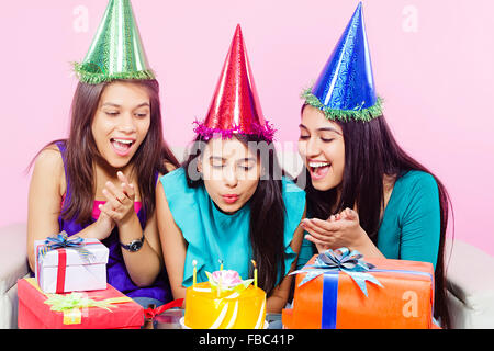 3 jeunes indiens de l'Anniversaire des amis de womans Banque D'Images