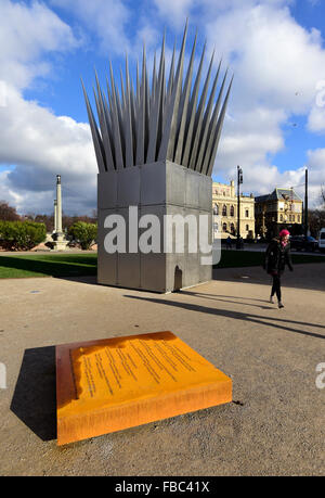 Conférence de presse sur le projet d'inauguration d'un monument à Jan Palach, à la date anniversaire de son acte, le 16 janvier a eu lieu à Prague, en République tchèque, le 14 janvier 2016. Jan Palach était étudiant qui lui-même immolé en 1969 pour protester contre la situation en Tchécoslovaquie occupée par les Soviétiques. Le monument est constitué de 6 mètres, deux statues géométrique avec des flammes sortir d'un socle carré. Il a été conçu par le sculpteur et architecte américain d'origine tchèque John Hejduk (1929-2000).La lumière statue symbolise la figure d'un fils de la lumière (photo) et l'obscurité l'un souffrant d'une mère. Il est comple Banque D'Images