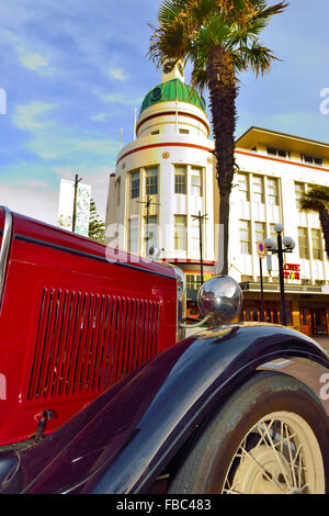 L'affiche de 'type' de droit d'Ancienne Résidence du Gouverneur, dans le centre de Napier dans le secteur Art Déco de la ville avec voiture classique avant,Île du Nord, Nouvelle-Zélande Banque D'Images