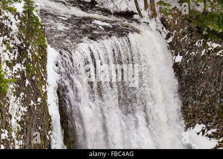 Salt Creek Falls sur col Willamette dans l'Oregon près de Eugene pendant l'hiver avec de la glace et l'eau gelée derrière les cristaux waterf Banque D'Images