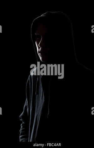 Silhouette de l'homme sombre en sweat à capuche, dangereux criminel étranger, méconnaissable Banque D'Images