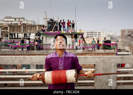 Dhaka, Dhaka, Bangladesh. 14 Jan, 2016. 14 janvier 2016 - Dhaka, Bangladesh ''" Old Dhaka communauté les gens profiter de posh Sankranti avec différentes activités comme un homme de coups de feu dans la soirée à l'ancienne Egypte. Paush Shankranti" est le dernier jour du mois Paush Bengali. Cette fête traditionnelle est connu localement sous le nom de '' 'Shakhrine'. Déjà beaucoup de cerfs-volants volaient le ciel que le temps. Différentes couleurs et tailles. La plupart des toits de ces vieux bâtiments ont été occupés par les jeunes (surtout) et quelques anciens. Credit : ZUMA Press, Inc./Alamy Live News Banque D'Images