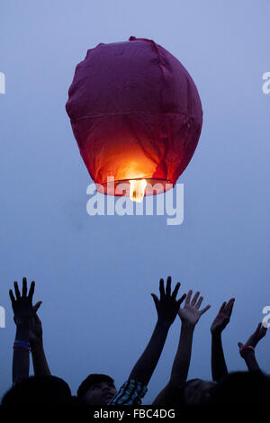 Dhaka, Dhaka, Bangladesh. 14 Jan, 2016. 14 janvier 2016 - Dhaka, Bangladesh ''" Old Dhaka communauté les gens profiter de posh Sankranti avec différentes activités comme un homme de coups de feu dans la soirée à l'ancienne Egypte. Paush Shankranti" est le dernier jour du mois Paush Bengali. Cette fête traditionnelle est connu localement sous le nom de '' 'Shakhrine'. Déjà beaucoup de cerfs-volants volaient le ciel que le temps. Différentes couleurs et tailles. La plupart des toits de ces vieux bâtiments ont été occupés par les jeunes (surtout) et quelques anciens. Credit : ZUMA Press, Inc./Alamy Live News Banque D'Images