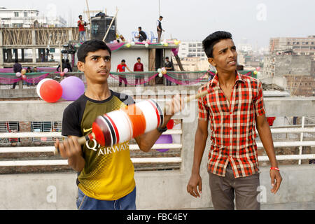 Dhaka, Dhaka, Bangladesh. 14 Jan, 2016. 14 janvier 2016 - Dhaka, Bangladesh ''" Old Dhaka communauté les gens profiter de posh Sankranti avec différentes activités comme un homme de coups de feu dans la soirée à l'ancienne Egypte. Paush Shankranti" est le dernier jour du mois Paush Bengali. Cette fête traditionnelle est connu localement sous le nom de '' 'Shakhrine'. Déjà beaucoup de cerfs-volants volaient le ciel que le temps. Différentes couleurs et tailles. La plupart des toits de ces vieux bâtiments ont été occupés par les jeunes (surtout) et quelques anciens. Credit : ZUMA Press, Inc./Alamy Live News Banque D'Images