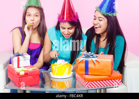 3 jeunes indiens de l'Anniversaire des amis de womans Banque D'Images