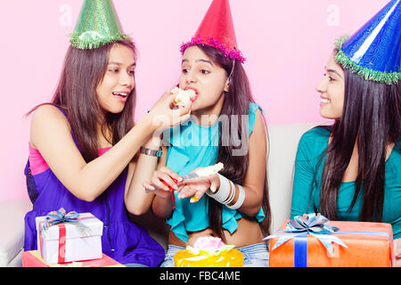 3 jeunes indiens de l'Anniversaire des amis de womans Banque D'Images