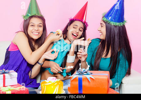 3 jeunes indiens de l'Anniversaire des amis de womans Banque D'Images