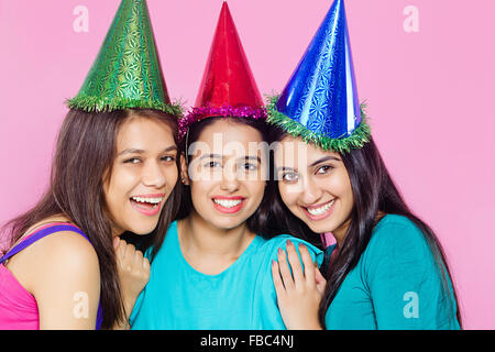 3 jeunes indiens de l'Anniversaire des amis de womans Banque D'Images