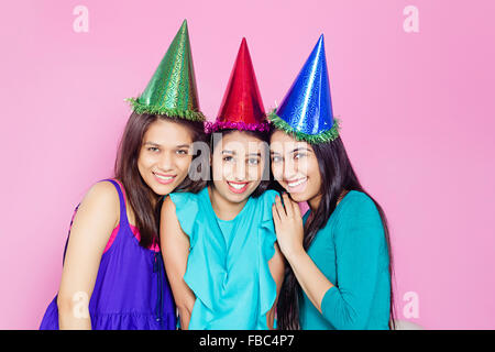 3 jeunes indiens de l'Anniversaire des amis de womans Banque D'Images