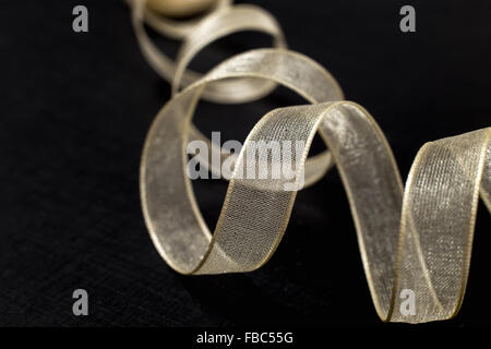 Close-up of white transparent boucles de ruban en perspective sur fond noir Banque D'Images