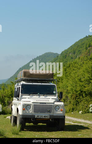 Land Rover Defender dans les montagnes de l'Albanie (Mali j'Skëndërbeut) Banque D'Images