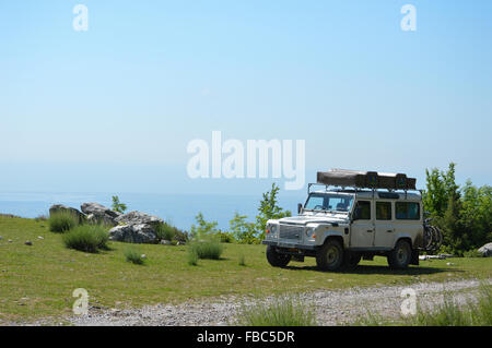 Land Rover dans les montagnes de l'Albanie (Mali j'Skëndërbeut) Banque D'Images