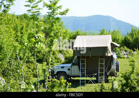 Camping sauvage avec Land Rover dans les montagnes de l'Albanie (Mali j'Skëndërbeut) Banque D'Images