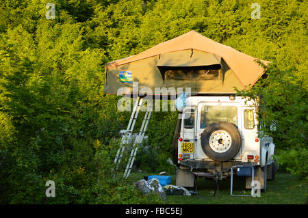 Camping sauvage avec Land Rover dans les montagnes de l'Albanie (Mali j'Skëndërbeut) Banque D'Images