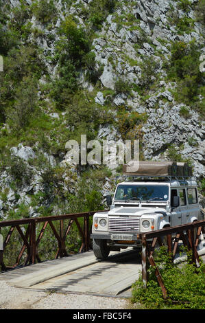 La conduite hors route avec Land Rover dans les montagnes de l'Albanie (pont Mali j'Skëndërbeut) Banque D'Images