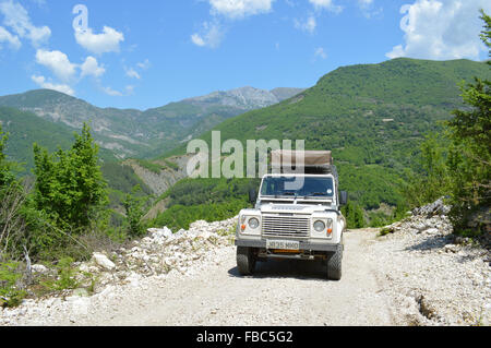 La conduite hors route avec Land Rover dans les montagnes de l'Albanie (Mali j'Skëndërbeut) Banque D'Images