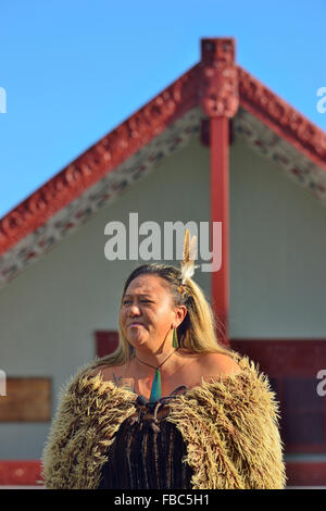 Powhiri (cérémonie de bienvenue)par femme maorie à touristes avant le Whare Tupuna maorie ancestrale (maison de réunion).Te Puia, Rotorua, en Zealad Banque D'Images