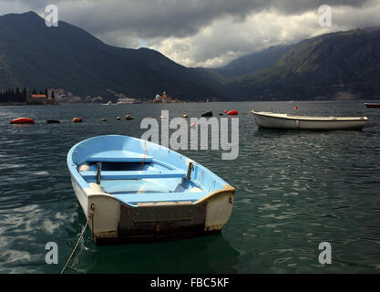 Canot bateaux sont amarrés sur la photo dans la baie de Kotor en Montenegró près de la vieille ville de Perast. Banque D'Images