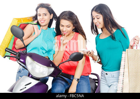 3 jeunes indiens amis Womans Shopping Banque D'Images