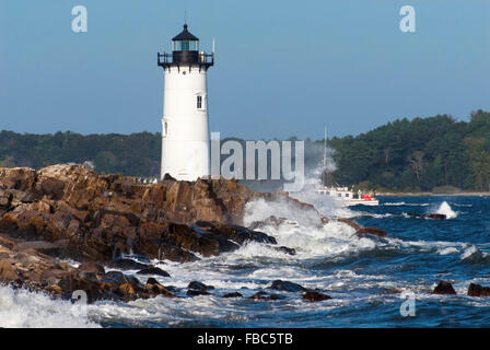 Phare du port de Portsmouth bateau de pêche par des guides de surf le long de la côte rocheuse du New Hampshire. Banque D'Images