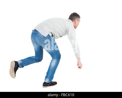 Jeune homme d'équilibrage ou dodge homme qui tombe. Vue arrière Vue arrière. collection les gens de personne. Plus isolé sur fond blanc. L'homme souffle le vent. Running Man trébucha, essayant de ne pas tomber. Banque D'Images