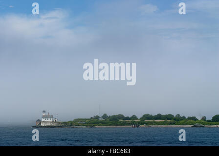 Levage de brouillard sur la ville historique phare de l'île Rose à Newport, Rhode Island. Banque D'Images