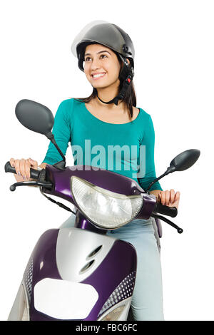 1 Jeune femme indienne Scooty Équitation Banque D'Images