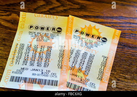 Une paire de billets de loterie pour la Powerball 1,6 milliards de dollars le 13 janvier 2016 jackpot un gros lot record Banque D'Images