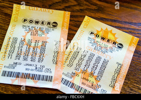 Une paire de billets de loterie pour la Powerball 1,6 milliards de dollars le 13 janvier 2016 jackpot un gros lot record Banque D'Images