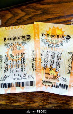 Une paire de billets de loterie pour la Powerball 1,6 milliards de dollars le 13 janvier 2016 jackpot un gros lot record Banque D'Images