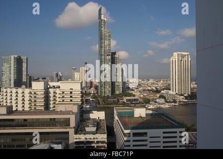 Blocs de grande hauteur de la rivière Chaophraya vu au centre point hotel, près de taskin bridge, Bangkok, Thaïlande, Asie. Banque D'Images