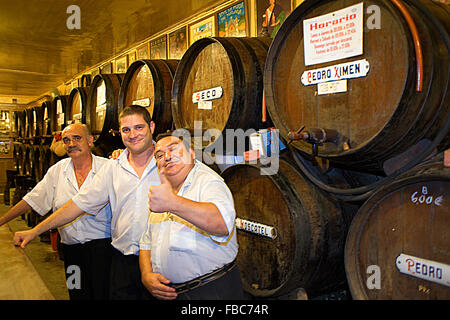 Antigua Casa de Guardia, Bodega, taverne, serveurs en face de tonneaux de vin,Málaga Andalousie,Espagne, Banque D'Images