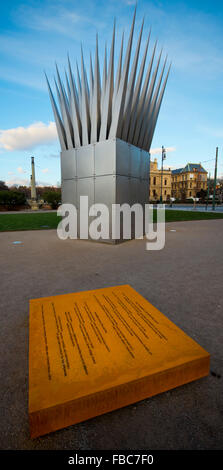 Conférence de presse sur le projet d'inauguration d'un monument à Jan Palach, à la date anniversaire de son acte, le 16 janvier a eu lieu à Prague, en République tchèque, le 14 janvier 2016. Jan Palach était étudiant qui lui-même immolé en 1969 pour protester contre la situation en Tchécoslovaquie occupée par les Soviétiques. Le monument est constitué de 6 mètres, deux statues géométrique avec des flammes sortir d'un socle carré. Il a été conçu par le sculpteur et architecte américain d'origine tchèque John Hejduk (1929-2000).La lumière statue symbolise la figure d'un fils de la lumière (photo) et l'obscurité l'un souffrant d'une mère. Il est comple Banque D'Images