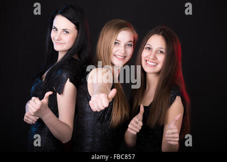 Meilleurs amis happy smiling showing Thumbs up, belles filles portrait de groupe, profitant de leur temps Banque D'Images