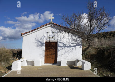 Façade d'une petite chapelle rurale blanchie à la chaux sur la route accidentée de Krinida, région de Kotsinas, île de Limnos, Grèce. Banque D'Images