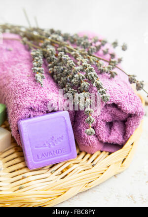 Savon LAVANDE Spa,serviettes de coton et de fleurs séchées Banque D'Images