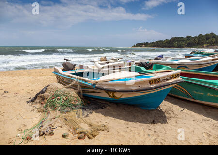 Bateaux de pêche sur la baie d'Arugam, district d'Ampara, Eastern Province, Sri Lanka Banque D'Images