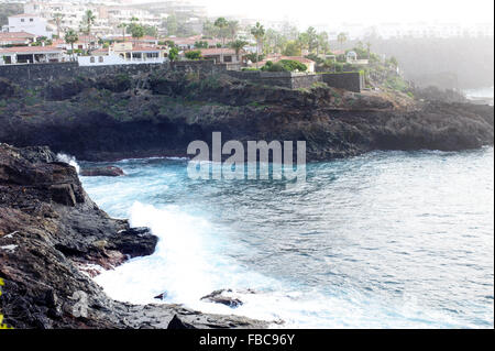 Los Gigantes village apartments construit près de l'océan Atlantique, Tenerife, Canaries, Espagne Banque D'Images