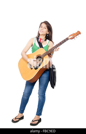 1 Jeune femme indienne college student Playing Guitar Banque D'Images