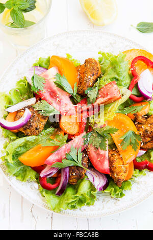 Salade Repas avec des tomates, oignons rouges, laitue,Poivrons,Carotte,le persil et le poulet grillé Banque D'Images