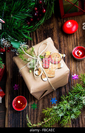 Cadeau de Noël rétro et jouet en bois avec des bougies allumées et branches de sapin sur fond magique chaud Banque D'Images