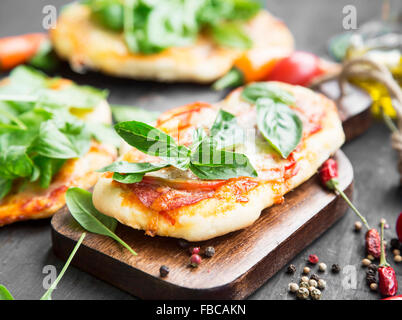 Mini pizzas Mozzarella, d'épinards frais, le basilic et les épices Banque D'Images