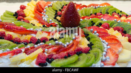 Gâteau de fruit avec des fraises, framboises, kiwi, melon et avec une grosse fraise au milieu, photo du nord de la Suède. Banque D'Images