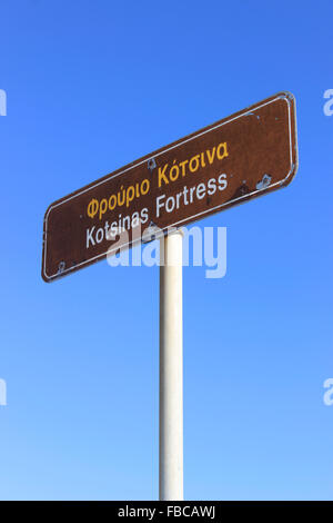 Signalisation historique intitulée forteresse de Kotsinas, située dans le hameau de Kotsinas, île de Limnos, grèce Banque D'Images