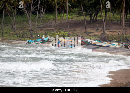 Pêcheurs sur une plage, d'Arugam Bay, au Sri Lanka, en Asie Banque D'Images