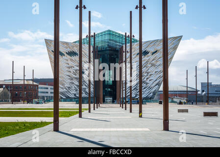 La vue de derrière la célèbre Titanic Belfast bâtiment. Banque D'Images