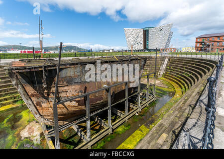 Vieux bateau et la ruine en Belfast Titanic Quarter. Banque D'Images